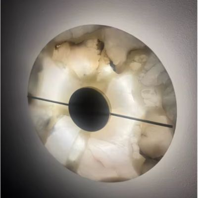 Gros plan applique murale allumée rond albùtre naturel ornement noir