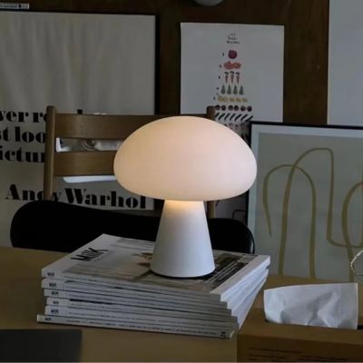 lampe champignon blanche sur pile revues ambiance artistique
