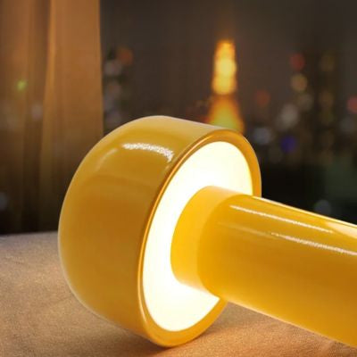 lampe champignon jaune gros plan allumée tombée sur le cÎté