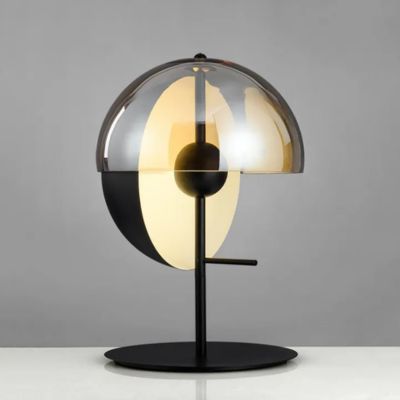 Lampe champignon sphĂšre semi-transparente avec pied noir sur table blanche