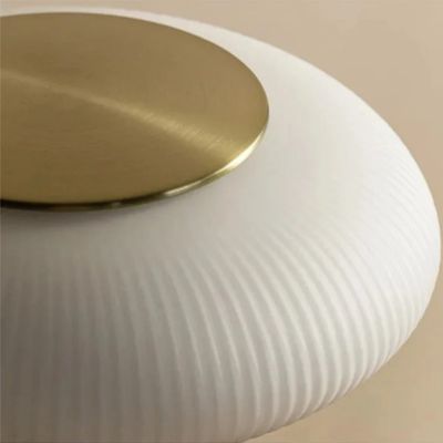 gros plan abat-jour verre strié blanc lampe champignon vintage