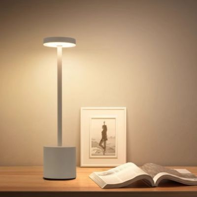lampe de chevet LED blanche USB type c sur bureau un livre et un cadre blanc