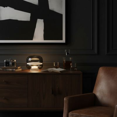 Lampe de table art deco LED en verre fumé et albâtre intérieur diffusant une lueur chaude sur crédence en bois foncé