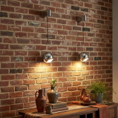 Applique murale Céleste design italien boule chromée sur mur briques ambiance bohème industrielle