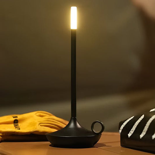  Lampe de table LED design premium finition dorée lumière douce et homogène sur table bois ambiance chaleureuse