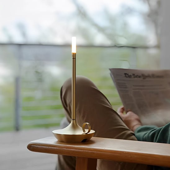 Lampe de table LED design premium finition dorée élégance intemporelle forme cylindrique moderne