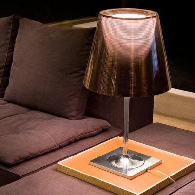 lampe de table LED design italien postmoderne métal chrome et verre ambre salon moderne canapé couleur prune