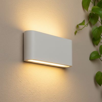Applique extérieur murale LED blanche sur mur blanc une lierre à côté