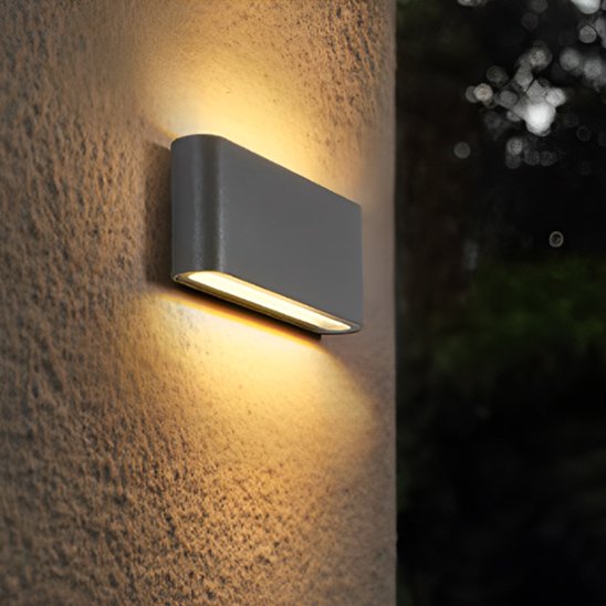 Applique exterieur murale LED noire lumière chaude bidirectionnelle sur mur crépi beige, éclairage architectural moderne jardin nocturne