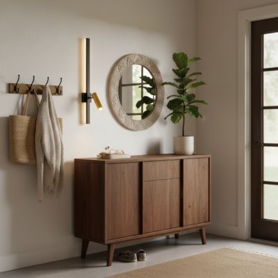 Applique murale LED design noire et dorée dans entrée  bohème chic crédence bois