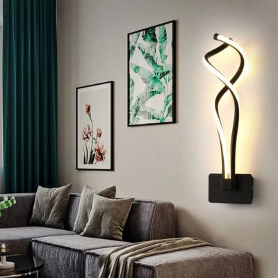 Applique murale LED design sculptural noir dans salon moderne
