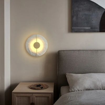 Applique murale albâtre naturel circulaire dans chambre moderne nordique