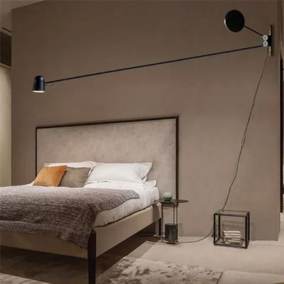 Applique murale bras articulé noire LED orientable dans chambre moderne minimaliste