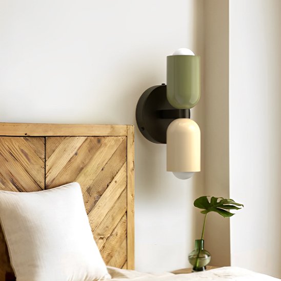 Applique murale chambre vert sauge beige et noir à côté tête de lit bois et coussin