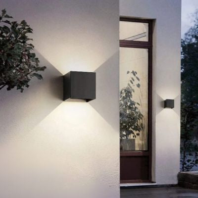 Applique murale exterieur noire carrée moderne maison blanche minimaliste