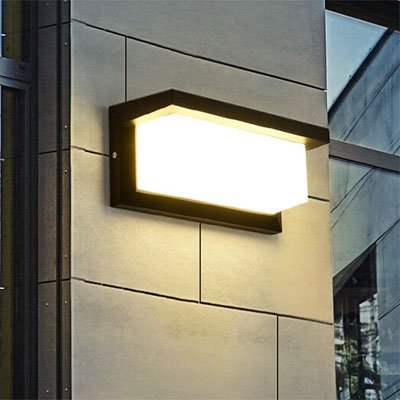 Applique murale exterieur LED moderne LED noire sur édifice moderne gris
