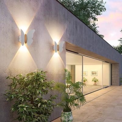 Applique murale extérieure deux papillons blancs grand mur ciment terrasse ciment minimaliste 
