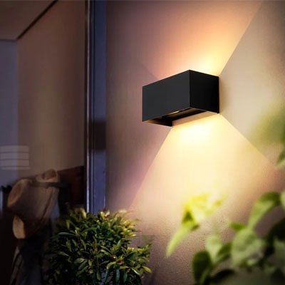 Applique murale pour extérieur allumée forme rectangulaire noire lumière bidirectionnelle dans jardin