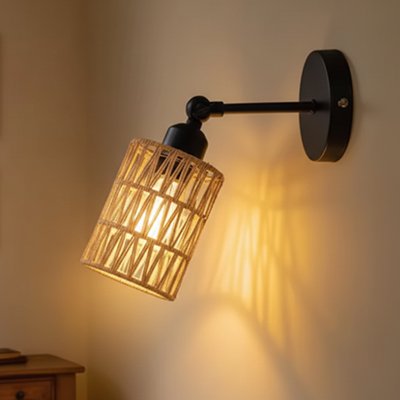 Applique murale rotin bohème noire avec abat-jour cylindrique tressé orienté vers le bas diffusant lumière chaude
