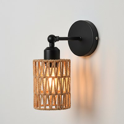 Applique murale rotin bohème noire avec abat-jour cylindrique tressé ambre diffusant lumière chaude