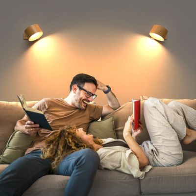 Applique murale sans fil magnétique en duo couple qui rient sur canapé