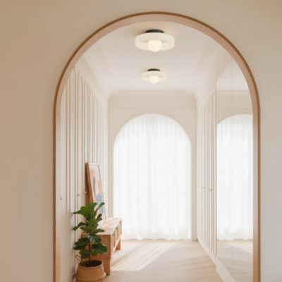 Deux plafonniers blancs style rétro années 70 installés dans couloir blanc minimaliste portes arches style méditérranéen