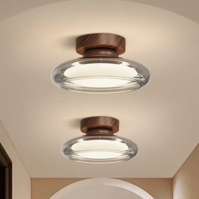 Deux plafonniers en verres transparents style postmoderne dans couloir