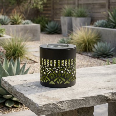 Éclairage extérieur mural lanterne solaire LED décorative motif ajouré noir sur terrasse avec plantes grasses et cactus, jardin minéraliste