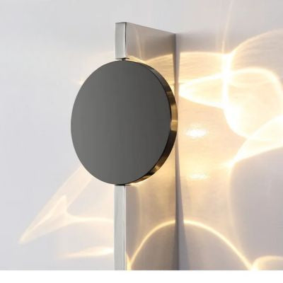 Gros plan applique murale chrome noir mat ondulations aurores boréales