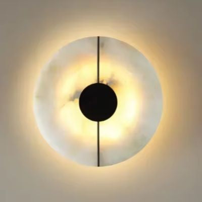 Gros plan applique murale rond albâtre naturel ornement métal noir