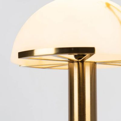 gros plan lampe champignon abat-jour pied doré abat-jour blanc imitation marbre