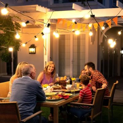 Guirlande lumineuse extérieur solaire LED éclairant famille à table dans jardin