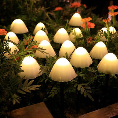guirlande lumineuse extérieur champignons lumineux LED  blancs chauds plantés massif fleurs oranges feuillage vert jardin 