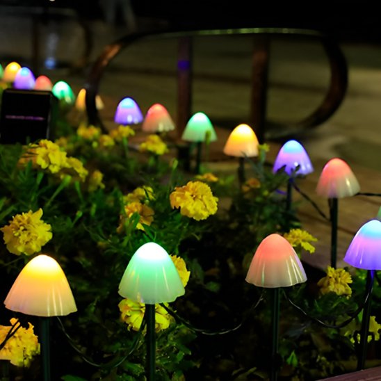 guirlande lumineuse extérieur LED champignons multicolores pastel plantés massif fleurs jaunes jardin nuit terrasse bois 