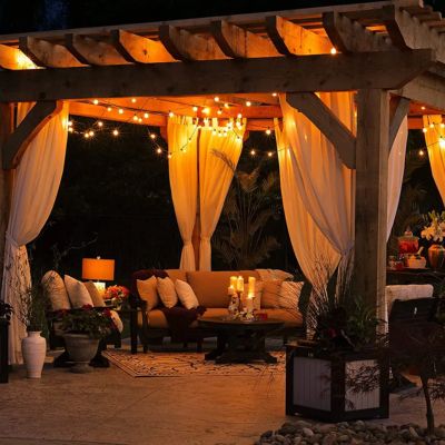 Guirlande lumineuse extérieur solaire LED suspendue grande pergola bois ambiance bohème