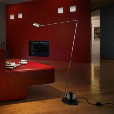 lampadaire design noir articulé années 60-70 grand salon canapé cuir rouge espace minimaliste
