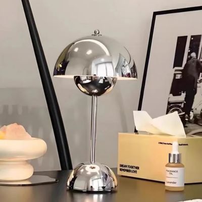 Lampe champignon vintage année 60 chrome inspiration danoise sur commode objets féminins
