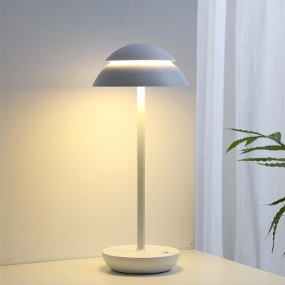 lampe champignon blanche LED allumée meuble blanc rideaux blancs décor scandinave épuré