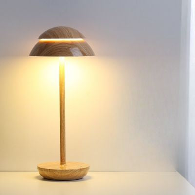 lampe champignon LED couleur bois allumée meuble blanc mur blanc décor minimaliste
