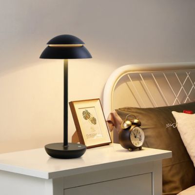 lampe champignon LED noire sur table chevet blanche réveil matin vintage petit cadre lit fer blanc vintage
