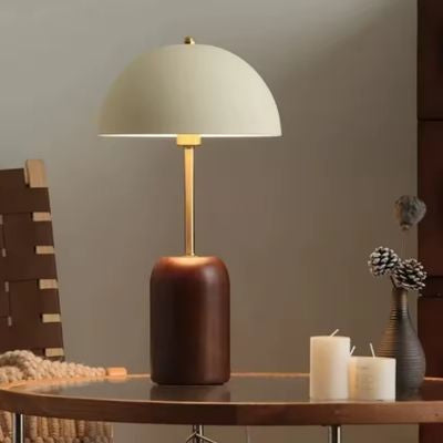 Lampe champignon allumée bois et fer sur table ronde chandelles blanches ambiance nordique chaleureux
