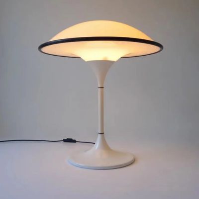 Lampe champignon allumée liseré noir corps blanc