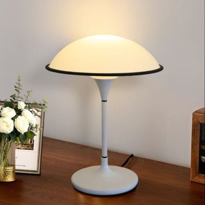 Lampe champignon liseré noir corps blanc meuble bois fleurs blanches cadre style contemporain