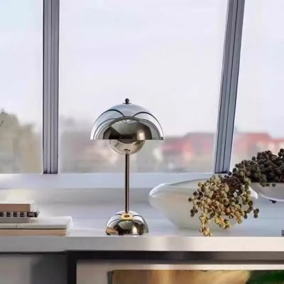 lampe champignon rétro vintage année 60 inspiration danoise sur table blanche 