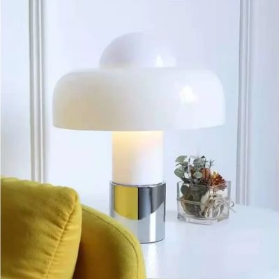 lampe champignon blanche art déco allumée sur table d'appoint blanche dans salon