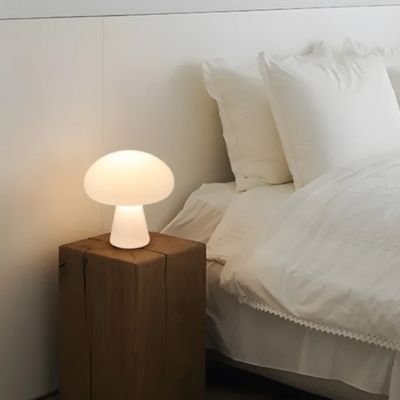 Lampe champignon blanche Cocon Blanc sur bloc rectangulaire en bois naturel chambre blanche lit tout blanc romantique