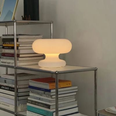 lampe champignon blanche verre design Bauhaus allumée étagère métal livres empilés ambiance moderne
