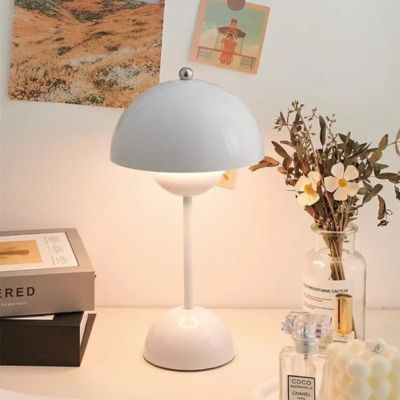 lampe champignon blanche led rechargeable sur table blanche livre parfum fleurs séchées