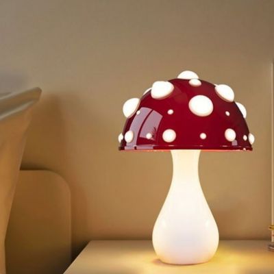 lampe champignon blanche abat-jour  rouge à pois blancs sur table d'appoint blanche