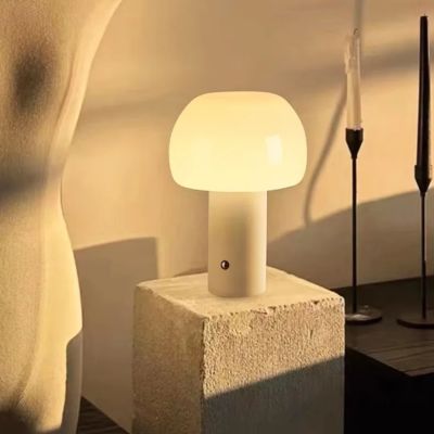 Lampe champignon blanche sans fil rechargeable posée sur table colonne marbre beige ambiance apaisante 
